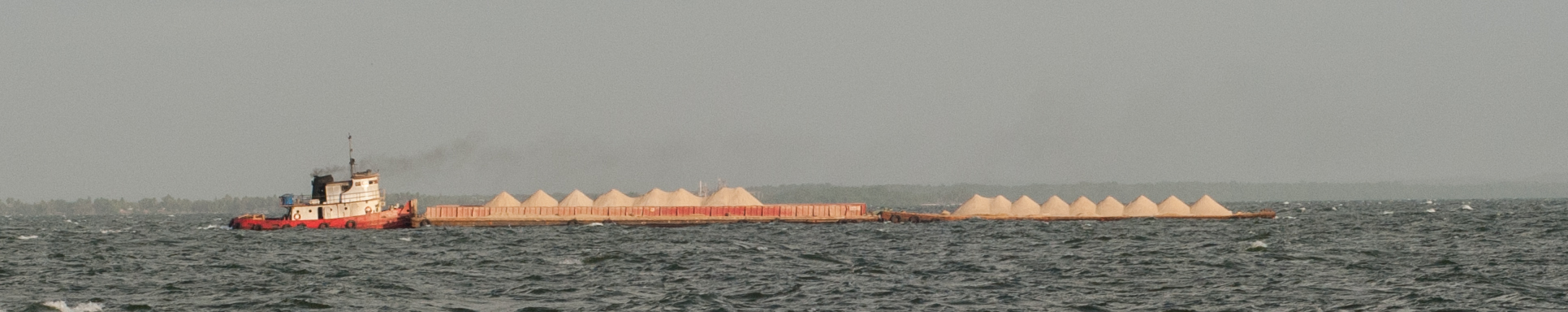 Navio cargueiro fotografado no lago Maracaibo, apenas como ilustração do transporte marítimo